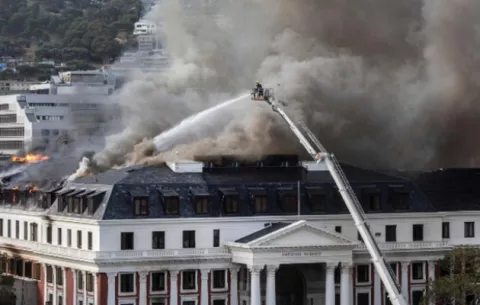 Contienen incendio desatado este domingo en el Parlamento de Sudáfrica