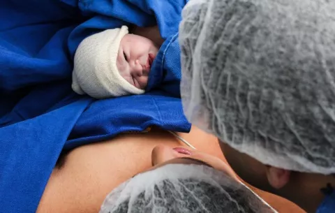 Anteproyecto de Ley permitiría un acompañante al momento del parto en hospitales públicos