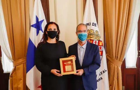 Patricia Zárate de Pérez y Frank Harris Anderson reciben la Llave de la Ciudad