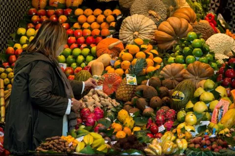 Francia dice adiós al embalaje en plástico de frutas y verduras pequeñas 