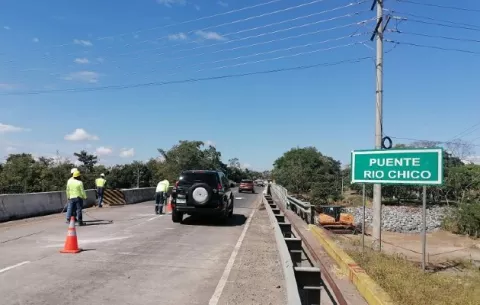 Por trabajos de nuevo puente sobre el río Chico en Chiriquí, solicitan manejar con precaución 