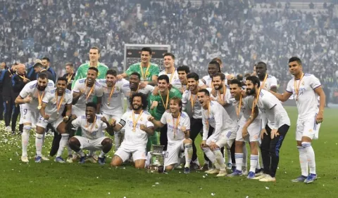 Carlo Ancelotti y Real Madrid festejan con  la Supercopa de España