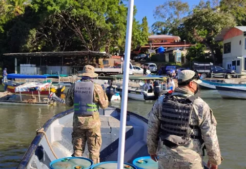Rescatan a dos hombres que estaban en riesgo de ahogarse en playa La Barqueta