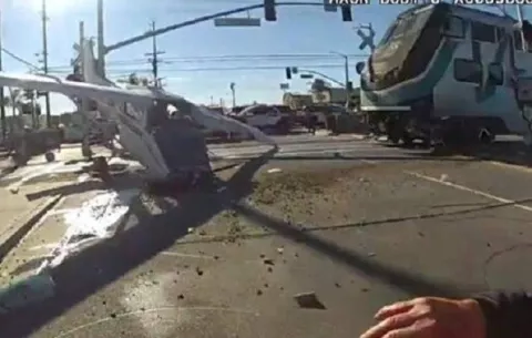 ¡De película! Hombre escapa dos veces de la muerte luego de aterrizar en las vías del tren