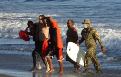 Guardavidas del Sinaproc rescatan a venezolano en riesgo de ahogarse en Playa La Barqueta 