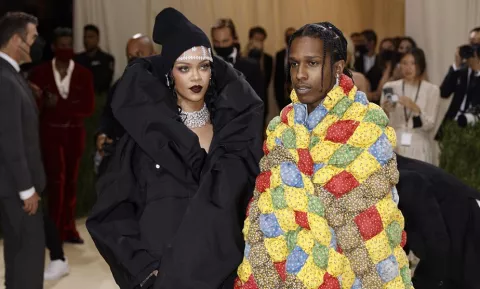 Rihanna muestra su pancita en las calles de Nueva York