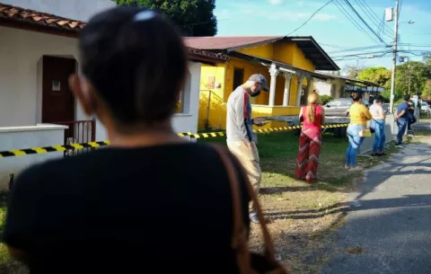 Filas para hisopado y vacunación compiten en número en la policlínica de San Carlos