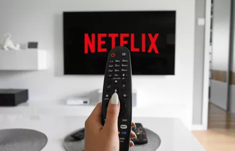 Eres de los que disfruta maratones de series, ¡cuidado con una trombosis!