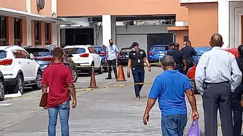 Sujeto que intentó robar el Banco General de Paitilla se lanza del quinto piso del Hospital Santo Tomás