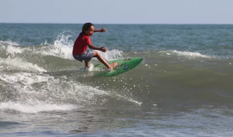 Nacional infantil y juvenil de surf inicia en Bocas del Toro