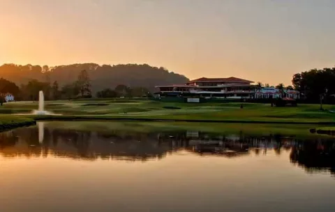 ¿Qué sistemas de alerta usan las canchas de golf en Panamá para proteger a los jugadores de los rayos?
