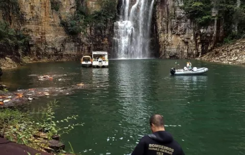 Suben a ocho los muertos por la caída de pared rocosa en lago Furnas en Brasil