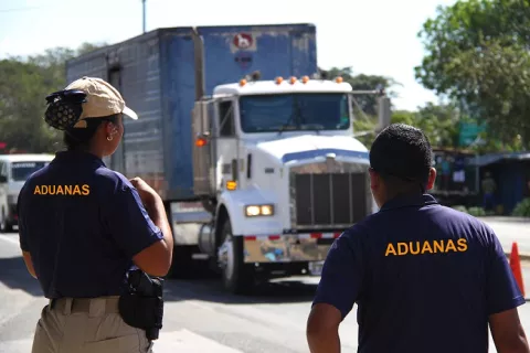 Aduanas trata evitar competencia desleal en el transporte de carga en Panamá