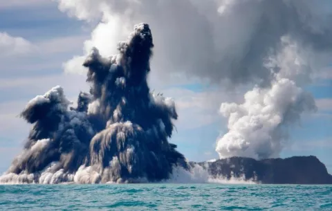 Tsunami de casi dos metros llega a la costa de Chile tras la erupción en Tonga
