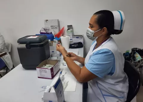 Vacunación contra la covid-19 es obligatoria en los funcionarios públicos
