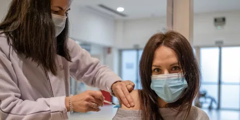 Vacunas contra la covid-19 podrían afectar la menstruación