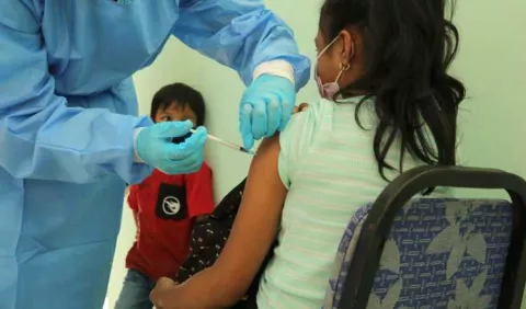 Médicos piden que no duden de la efectividad  de la vacuna anticovid