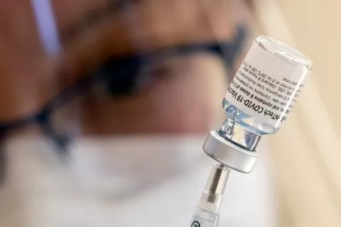 Estados Unidos aprueba la dosis de refuerzo de Pfizer para los niños de 12 a 15 años
