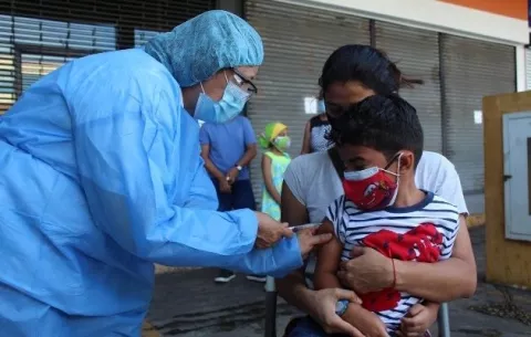 Menores que padecen enfermedades crónicas tendrán prioridad para recibir la vacuna contra la covid-19