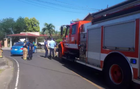 Una familia casi lo pierde todo en un conato de incendio en la barriada El Progreso de Santiago