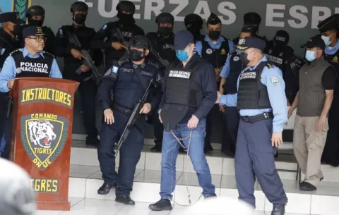 Expresidente Juan Orlando Hernández camino a la extradición solicitada por Estados Unidos