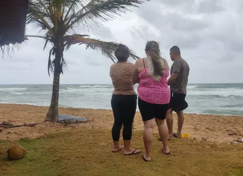 Hombre muere por inmersión tras salvar a su hija en playa de Palenque, Costa Arriba de Colón 