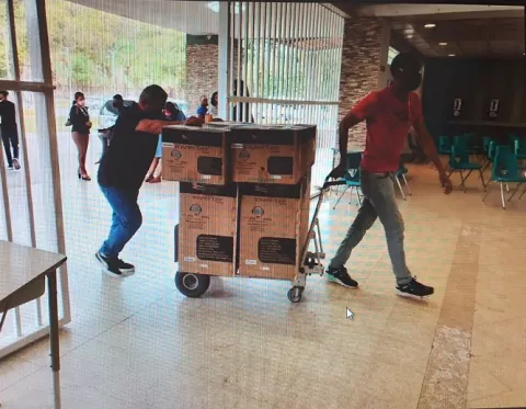 Llegan equipos de aire acondicionado para instalar en 26 salones del Colegio Abel Bravo   