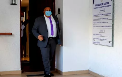 Alcalde Alex Lee rinde declaración ante la Fiscalía Electoral por fondos de movilización