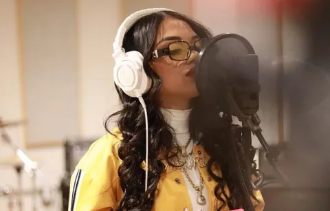 Anyuri recibe críticas por aparecer desnuda en el avance de su primer álbum