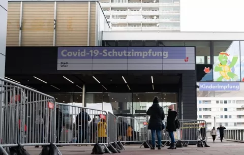 Vacunación obligatoria contra la covid-19 en Austria empezó a regir este sábado