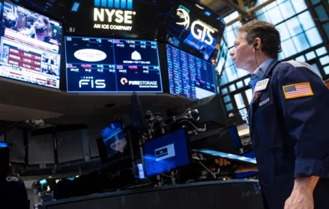 Wall Street remonta y cierra en verde tras las sanciones de EE.UU. a Rusia