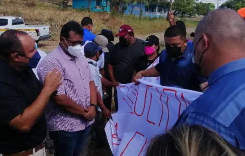 Residentes del Manglarito en Chame cierran las calles exigiendo la construcción de una carretera