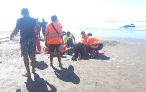 Guardavidas salvan a un adolescente de ahogarse en la playa de Las Lajas
