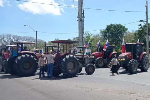 Productores de arroz y frijoles protestan obstruyendo vías con tractores en David 