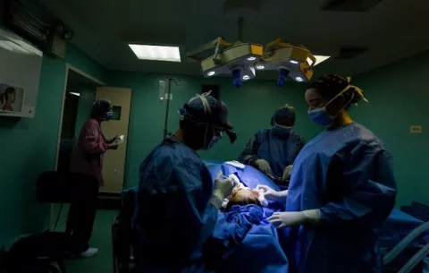 Dos mujeres luchan por su vida en Panamá, tras someterse a cirugías plásticas en el extranjero
