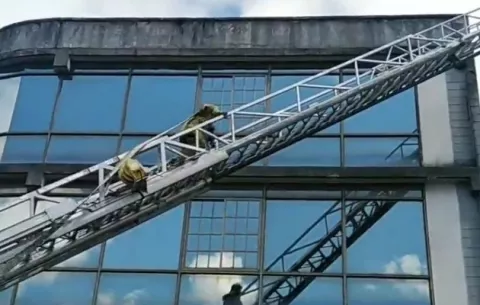 Inician las investigaciones para determinar las causas del incendio en un almacén de Colón