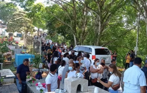 Familiares y amigos le dan el último adiós a víctima de femicidio en Buena Vista de Colón