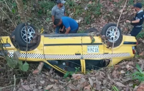 Taxista se va a un barranco cuando intentaban robarle en el área de la Transístmica de Colón
