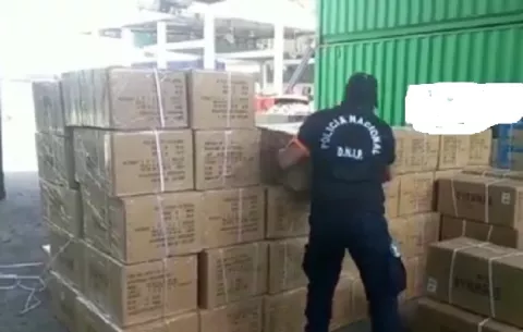Retienen 1,657 cajas de zapatillas y más de 600 aires acondicionados en un puerto de Colón