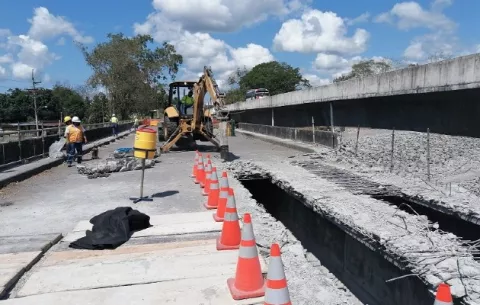 Se inician los trabajos de demolición del puente del lado sur sobre el río Chico