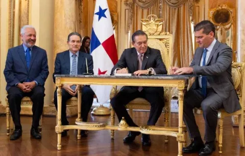 Piden al presidente Laurentino Cortizo tres mujeres en la Junta directiva del Canal de Panamá