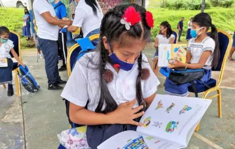 Opinión pública reclama que uniformes escolares deben ser dotados por el Gobierno Nacional