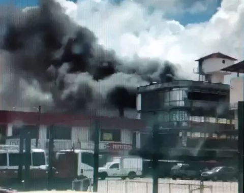 Se incendia almacén de venta de ropa y electrodomésticos en la ciudad de Colón 