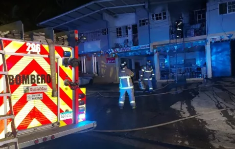 Incendio consume apartamento en Pueblo Nuevo