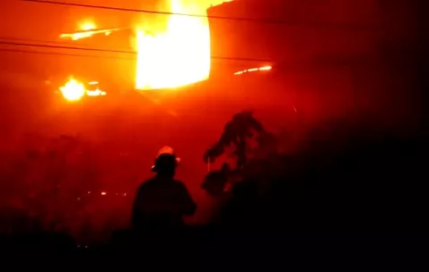 Voraz incendio consume bodega en Coco Solito en la Zona Libre de Colón 