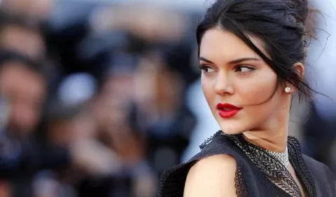 Kendall Jenner posa desnuda para una revista
