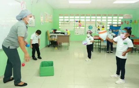 ¿Cómo tener al menos dos buenos maestros incide de forma positiva en el estudiante?