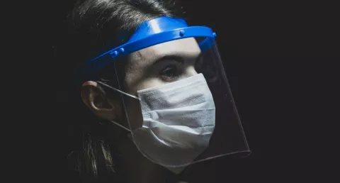 El doctor Paulino Vigil critica a los presentadores de TV que solo usan máscaras faciales