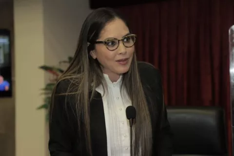 Diputados piden que se acelere discusión de proyecto que pone tope a precios de medicamentos