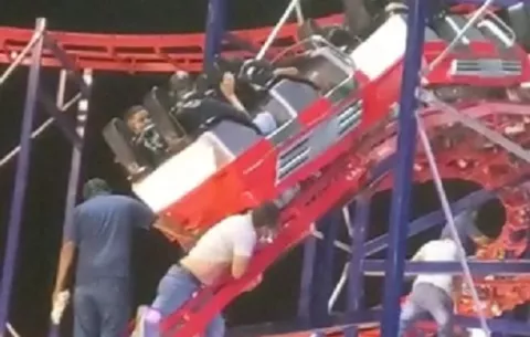 ¡Susto! Vagón de la Montaña Rusa en la Feria de La Chorrera se atasca con personas a bordo 